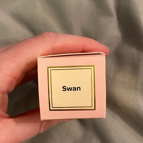 Too faced Born this way multi-use sculpting concealer, swan shade - Picture 4 of 4